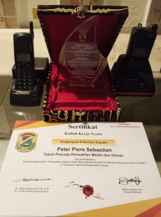 DUA PENGHARGAAN DI BERIKAN DALAM ACARA KKN UNIVERSITAS HUKUM MPU TANTULAR JAKARTA