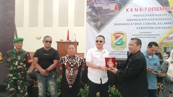 DUA PENGHARGAAN DI BERIKAN DALAM ACARA KKN UNIVERSITAS HUKUM MPU TANTULAR JAKARTA