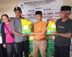 Rukun Warga 6 Desa Mekar Rahayu kecamatan Marga Asih Memberikan Bantuan Kepada Korban Banjir