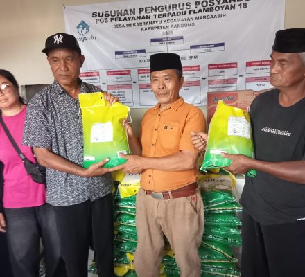 Rukun Warga 6 Desa Mekar Rahayu kecamatan Marga Asih Memberikan Bantuan Kepada Korban Banjir