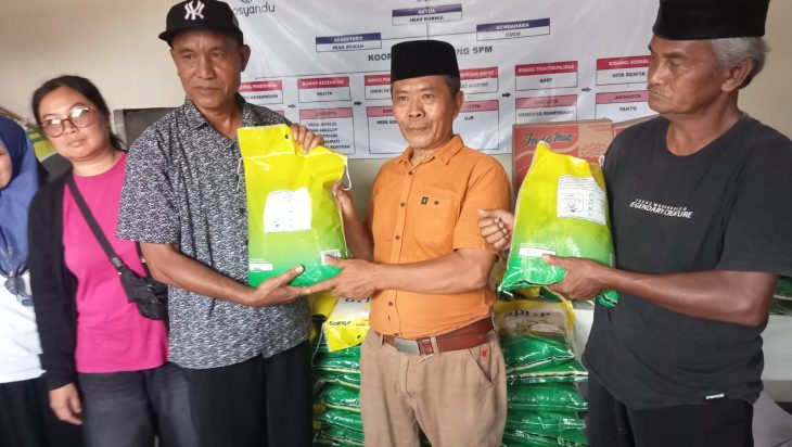 Rukun Warga 6 Desa Mekar Rahayu kecamatan Marga Asih Memberikan Bantuan Kepada Korban Banjir
