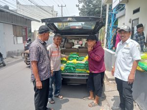 Rukun Warga 6 Desa Mekar Rahayu kecamatan Marga Asih Memberikan Bantuan Kepada Korban Banjir