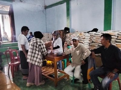 Penyaluran Bantuan Pangan: Lebih dari Sekadar Distribusi, Sebuah Simfoni Kemanusiaan di Aula Desa Margamulya