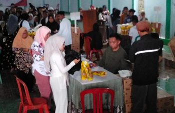Penyaluran Bantuan Pangan: Lebih dari Sekadar Distribusi, Sebuah Simfoni Kemanusiaan di Aula Desa Margamulya