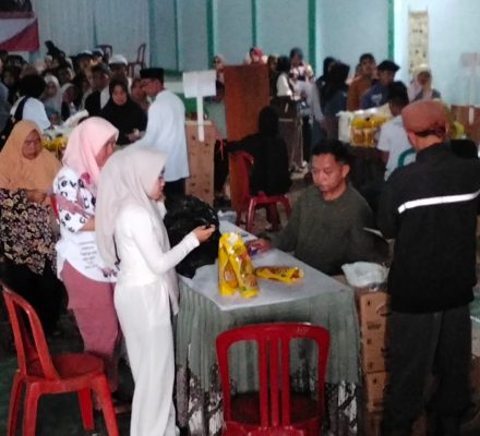 Penyaluran Bantuan Pangan: Lebih dari Sekadar Distribusi, Sebuah Simfoni Kemanusiaan di Aula Desa Margamulya
