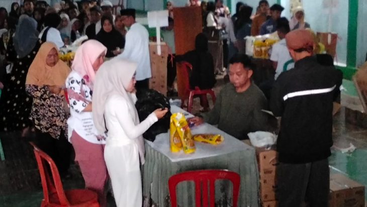 Penyaluran Bantuan Pangan: Lebih dari Sekadar Distribusi, Sebuah Simfoni Kemanusiaan di Aula Desa Margamulya