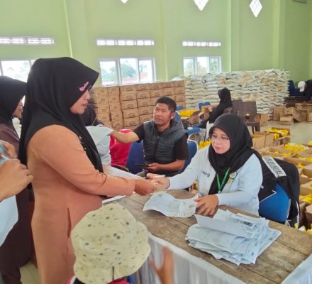 Kebersamaan Dibalik Bantuan Pangan, Sinergitas Desa Margamukti Jadi Teladan