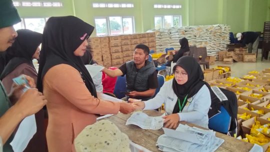 Kebersamaan Dibalik Bantuan Pangan, Sinergitas Desa Margamukti Jadi Teladan