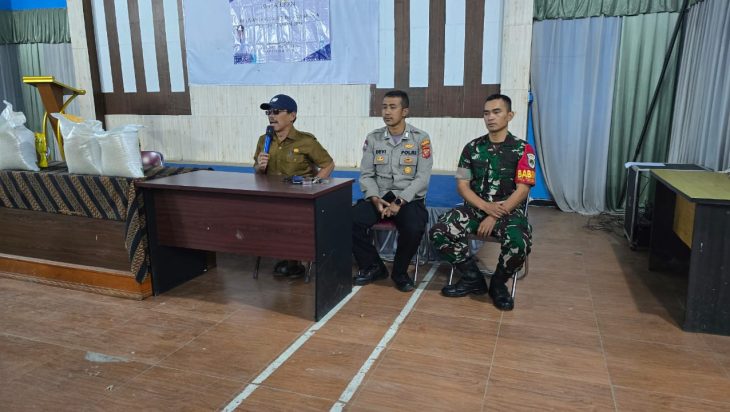 Penyaluran Bantuan Pangan. Lebih dari Sekadar Distribusi, Sebuah Simfoni Kemanusiaan di Aula Desa Warnasari