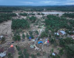 Tampilan salah satu tower transmisi 150 kV Pangkalan Brandan - Langsa di Aceh Tamiang yang terdampak parah oleh bencana banjir (kiri) dan tower darurat (kanan) yang berhasil dibangun untuk memulihkan kembali interkoneksi listrik Sumatra ke Aceh.