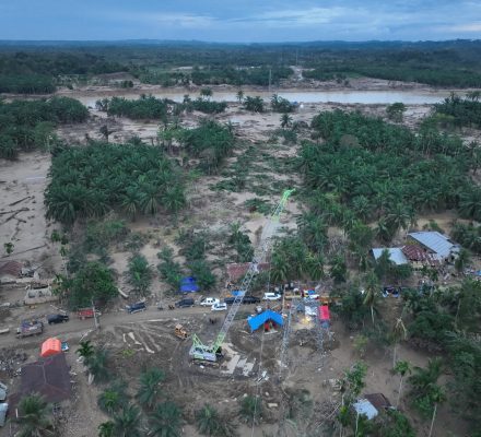Tampilan salah satu tower transmisi 150 kV Pangkalan Brandan - Langsa di Aceh Tamiang yang terdampak parah oleh bencana banjir (kiri) dan tower darurat (kanan) yang berhasil dibangun untuk memulihkan kembali interkoneksi listrik Sumatra ke Aceh.