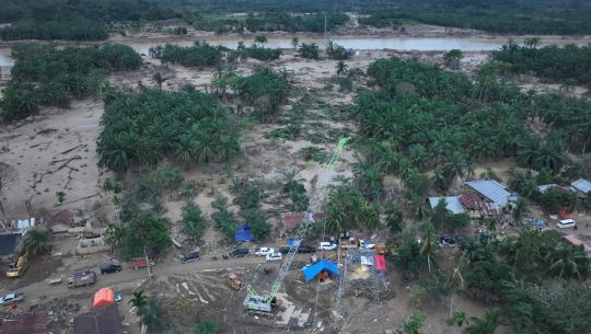 Tampilan salah satu tower transmisi 150 kV Pangkalan Brandan - Langsa di Aceh Tamiang yang terdampak parah oleh bencana banjir (kiri) dan tower darurat (kanan) yang berhasil dibangun untuk memulihkan kembali interkoneksi listrik Sumatra ke Aceh.