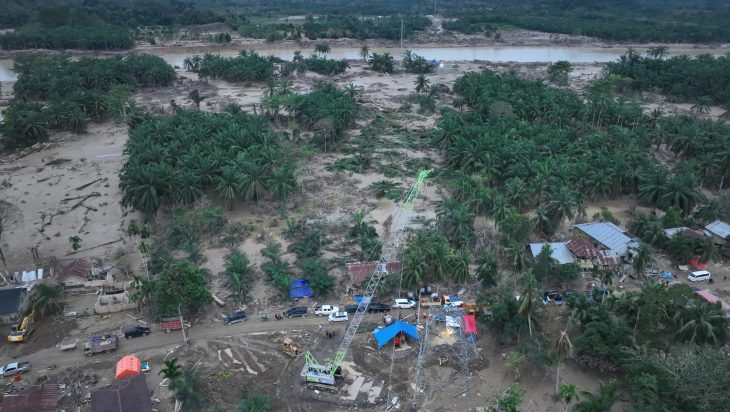 Tampilan salah satu tower transmisi 150 kV Pangkalan Brandan - Langsa di Aceh Tamiang yang terdampak parah oleh bencana banjir (kiri) dan tower darurat (kanan) yang berhasil dibangun untuk memulihkan kembali interkoneksi listrik Sumatra ke Aceh.