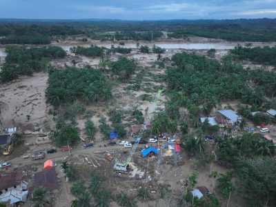 Tampilan salah satu tower transmisi 150 kV Pangkalan Brandan - Langsa di Aceh Tamiang yang terdampak parah oleh bencana banjir (kiri) dan tower darurat (kanan) yang berhasil dibangun untuk memulihkan kembali interkoneksi listrik Sumatra ke Aceh.
