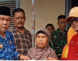 Kepala Dinas Sosial Kabupaten Garut, Drs. H. Aji Sukarmaji, M.Si. meninjau langsung penyaluran Bantuan Langsung Tunai Dana Bagi Hasil Cukai Tembakau ( BLT DBHCT ) di kantor pos Kadungora pada, Rabu, 17 Desember 2025.