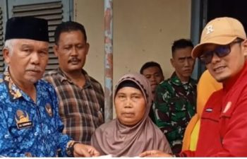 Kepala Dinas Sosial Kabupaten Garut, Drs. H. Aji Sukarmaji, M.Si. meninjau langsung penyaluran Bantuan Langsung Tunai Dana Bagi Hasil Cukai Tembakau ( BLT DBHCT ) di kantor pos Kadungora pada, Rabu, 17 Desember 2025.