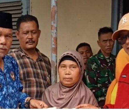 Kepala Dinas Sosial Kabupaten Garut, Drs. H. Aji Sukarmaji, M.Si. meninjau langsung penyaluran Bantuan Langsung Tunai Dana Bagi Hasil Cukai Tembakau ( BLT DBHCT ) di kantor pos Kadungora pada, Rabu, 17 Desember 2025.