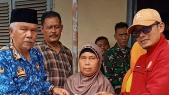 Kepala Dinas Sosial Kabupaten Garut, Drs. H. Aji Sukarmaji, M.Si. meninjau langsung penyaluran Bantuan Langsung Tunai Dana Bagi Hasil Cukai Tembakau ( BLT DBHCT ) di kantor pos Kadungora pada, Rabu, 17 Desember 2025.
