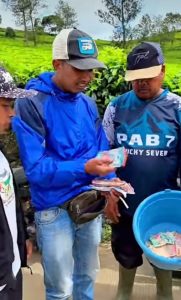 WARGA PATUNGAN PERBAIKI JALAN RUSAK, BUPATI KABUPATEN BANDUNG JADI SOROTAN! "MENGAPA RAKYAT HARUS MENJADI DONATUR JALAN?"