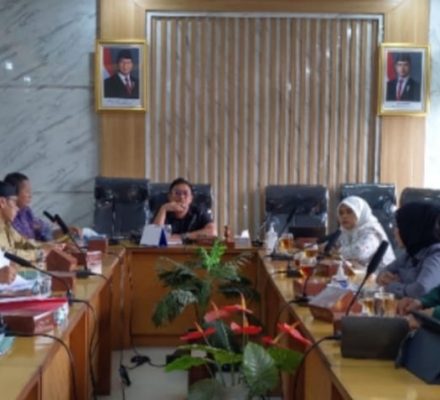 Audensi Terkait Revitalisasi Pasar Ciparay, Ketua Komisi B DPRD Kab. Bandung kecewa Menyayangkan ketidakhadiran Pimpinan PT Pradasa.