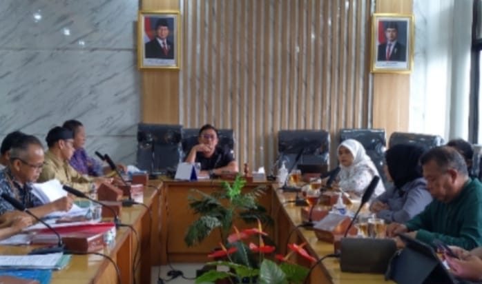 Audensi Terkait Revitalisasi Pasar Ciparay, Ketua Komisi B DPRD Kab. Bandung kecewa Menyayangkan ketidakhadiran Pimpinan PT Pradasa.