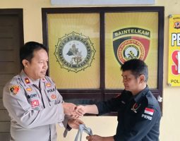 DALAM HUT HPN KAPOLSEK MARGAASIH KOMPOL BONY YUNIAR BERIKAN TALI ASIH KEPADA WARTAWAN MPNews