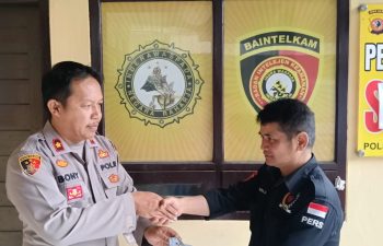 DALAM HUT HPN KAPOLSEK MARGAASIH KOMPOL BONY YUNIAR BERIKAN TALI ASIH KEPADA WARTAWAN MPNews