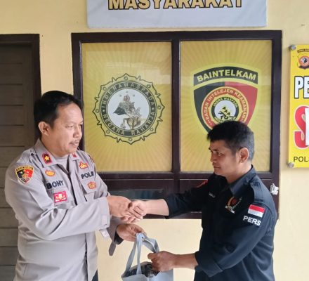 DALAM HUT HPN KAPOLSEK MARGAASIH KOMPOL BONY YUNIAR BERIKAN TALI ASIH KEPADA WARTAWAN MPNews