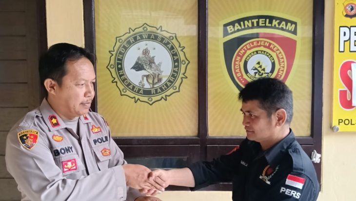 DALAM HUT HPN KAPOLSEK MARGAASIH KOMPOL BONY YUNIAR BERIKAN TALI ASIH KEPADA WARTAWAN MPNews