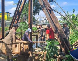 Jadi Penyebab Banjir, Tim TNI-Polri-Satpol PP Dayeuhkolot Bongkar Bangunan Liar di Bantaran Citarum