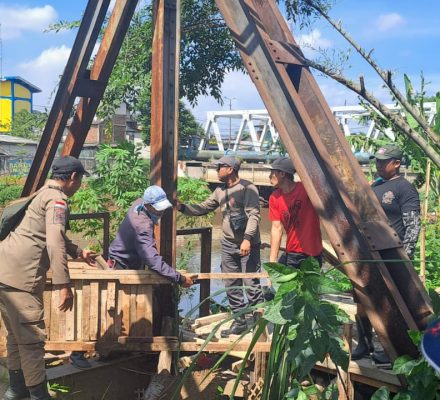 Jadi Penyebab Banjir, Tim TNI-Polri-Satpol PP Dayeuhkolot Bongkar Bangunan Liar di Bantaran Citarum