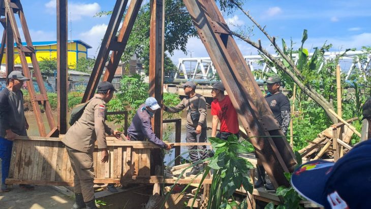 Jadi Penyebab Banjir, Tim TNI-Polri-Satpol PP Dayeuhkolot Bongkar Bangunan Liar di Bantaran Citarum