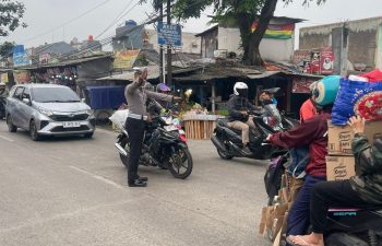 GATUR PELAYANAN UNIT LANTAS POLSEK MARGAASIH POLRES CIMAHI UNTUK KELANCARAN JALAN RAYA