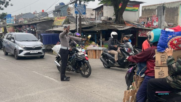GATUR PELAYANAN UNIT LANTAS POLSEK MARGAASIH POLRES CIMAHI UNTUK KELANCARAN JALAN RAYA
