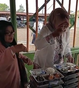 DAPUR MBG SUKAMANAH 2 SALURKAN 1.128 PORSI MAKAN BERGIZI GRATIS KE SMPN 2 MALABAR PANGALENGAN, MENU BASAH SESUAI ARAHAN BGN