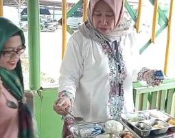 DAPUR MBG SUKAMANAH 2 SALURKAN 1.128 PORSI MAKAN BERGIZI GRATIS KE SMPN 2 MALABAR PANGALENGAN, MENU BASAH SESUAI ARAHAN BGN