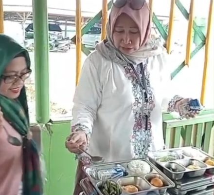 DAPUR MBG SUKAMANAH 2 SALURKAN 1.128 PORSI MAKAN BERGIZI GRATIS KE SMPN 2 MALABAR PANGALENGAN, MENU BASAH SESUAI ARAHAN BGN