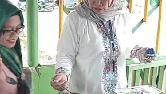DAPUR MBG SUKAMANAH 2 SALURKAN 1.128 PORSI MAKAN BERGIZI GRATIS KE SMPN 2 MALABAR PANGALENGAN, MENU BASAH SESUAI ARAHAN BGN