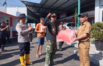 POLSEK PANGALENGAN DATANGI RUMAH WARGA – BEDAHp RUTILAHU BUAT KELUARGA