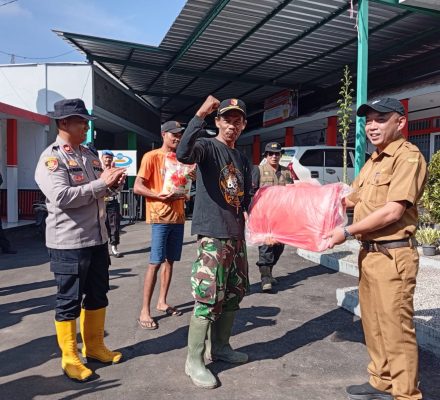 POLSEK PANGALENGAN DATANGI RUMAH WARGA – BEDAHp RUTILAHU BUAT KELUARGA