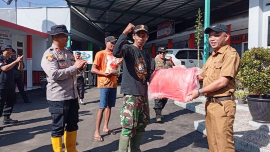 POLSEK PANGALENGAN DATANGI RUMAH WARGA – BEDAHp RUTILAHU BUAT KELUARGA