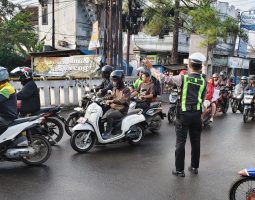 URAI KEMACETAN, POLSEK MARGAASIH RUTIN GELAR PENGATURAN LALU LINTAS SORE HARI