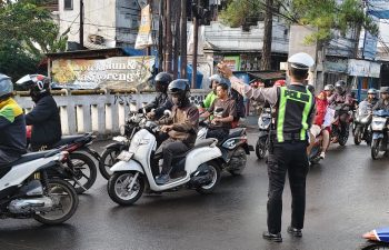 URAI KEMACETAN, POLSEK MARGAASIH RUTIN GELAR PENGATURAN LALU LINTAS SORE HARI
