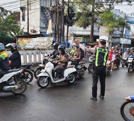 URAI KEMACETAN, POLSEK MARGAASIH RUTIN GELAR PENGATURAN LALU LINTAS SORE HARI