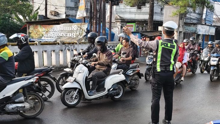 URAI KEMACETAN, POLSEK MARGAASIH RUTIN GELAR PENGATURAN LALU LINTAS SORE HARI